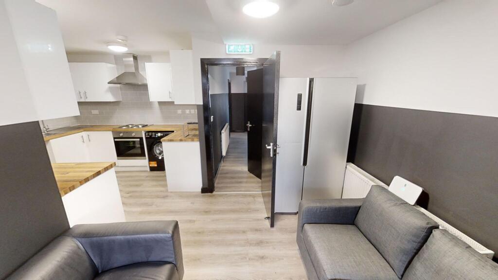 5 bedroom semi-detached house for rent