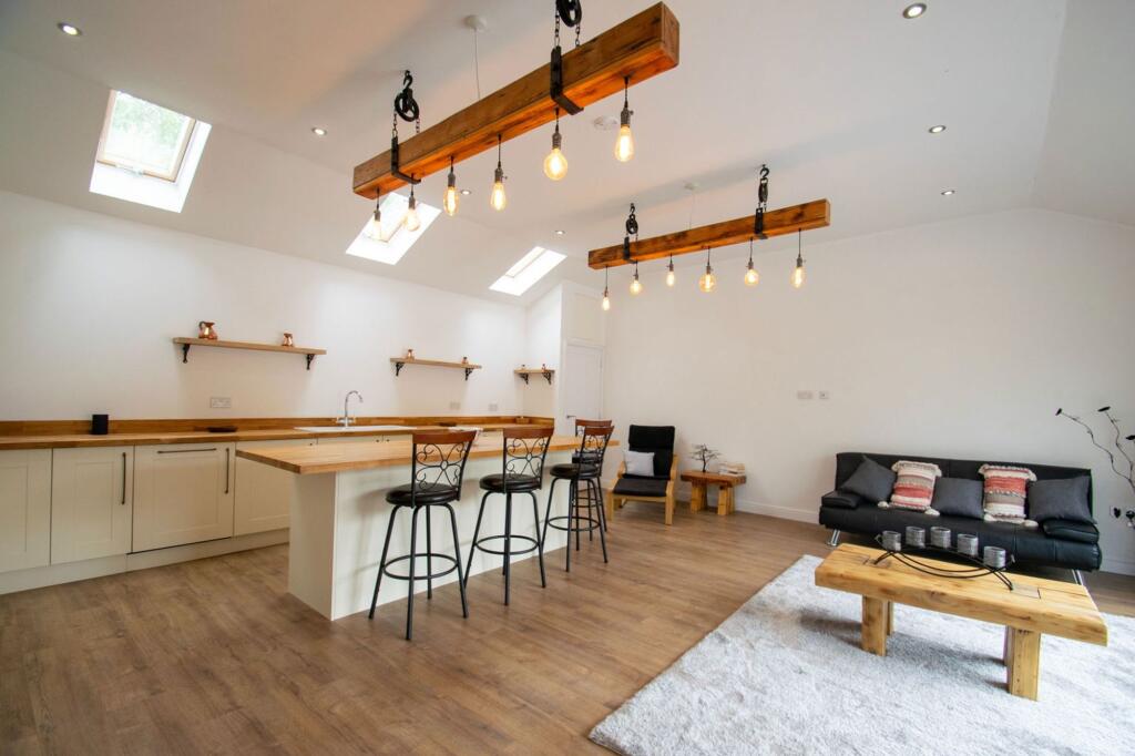 2 bedroom detached bungalow for sale in Greenfield Road, Pulloxhill, MK45 - View 2