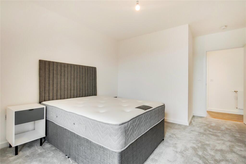 Apartment in Ilford - View 4