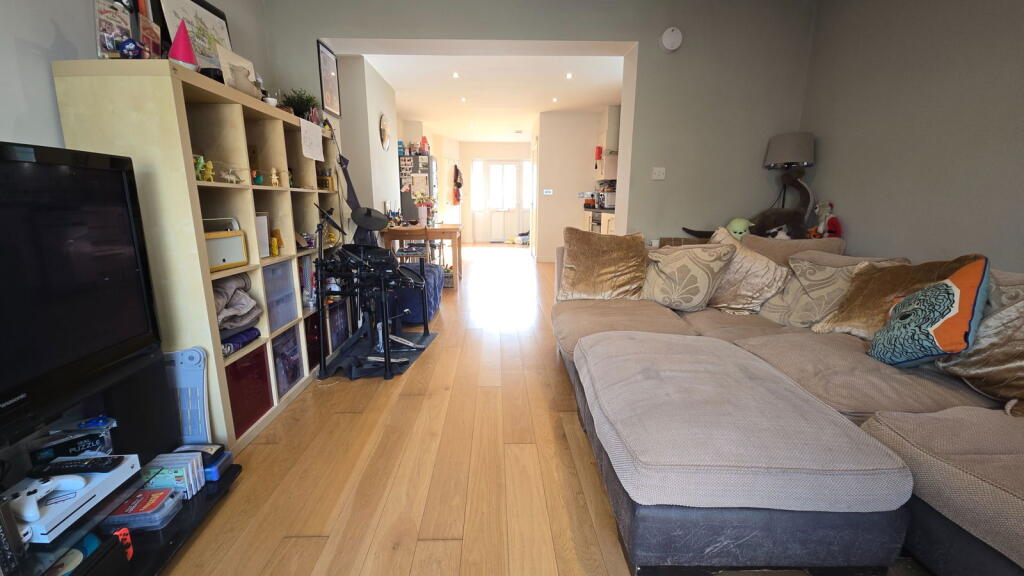 Courtlands Road, Newbury, RG14 7LA photo 4