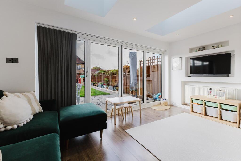 Hartland Drive, Ruislip, HA4 photo 2