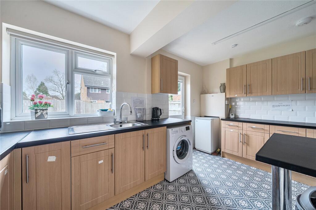 Courts Road, Earley, Reading, RG6 photo 3