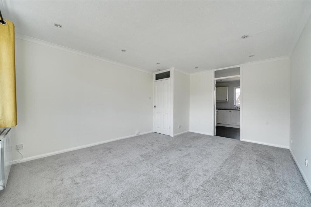 Apartment in Reading, Caversham Park Village, Emmer Green - View 3