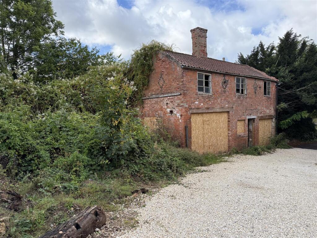 2-bed house on High Street, Castle Donington, Derby, £110,000