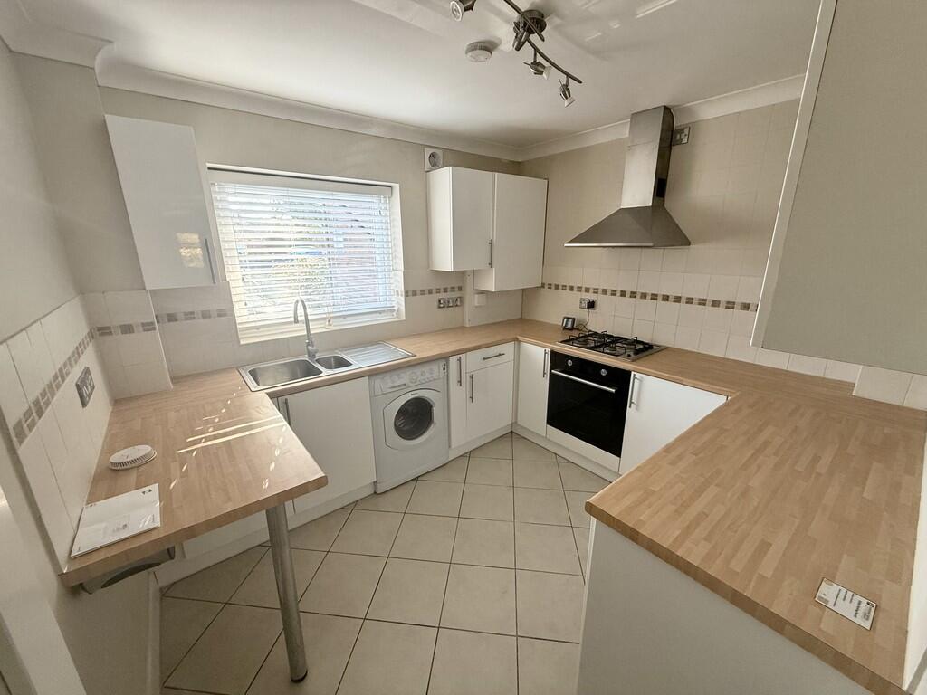 Apartment in Poole, Hillbourne, Broadstone - View 4