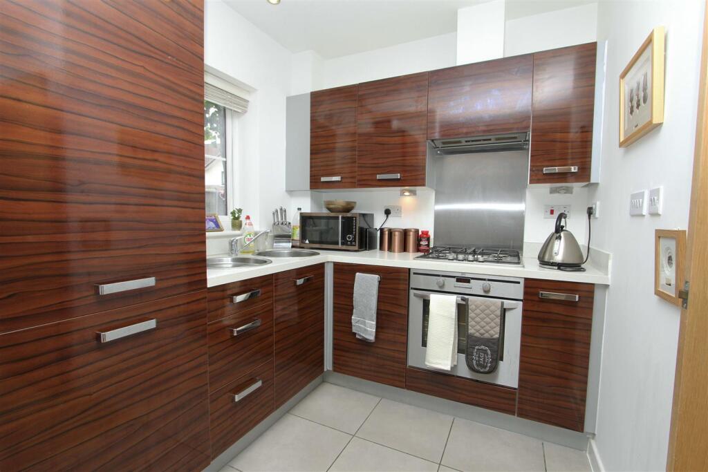 Apartment in Southall - View 5