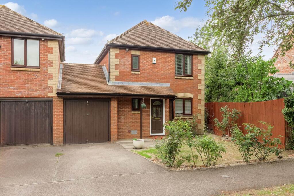 House in Milton Keynes, Willen, Campbell Park - View 2