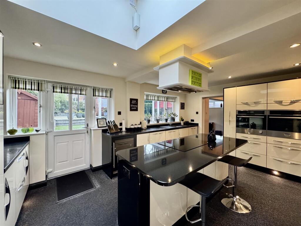 Woodlands Road, Lepton, Huddersfield, HD8 0HT photo 2