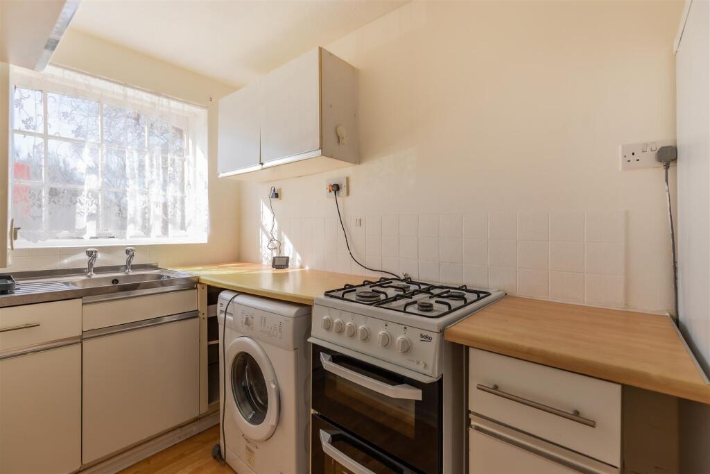 Ashdene Close, Fairwater, Cardiff photo 4