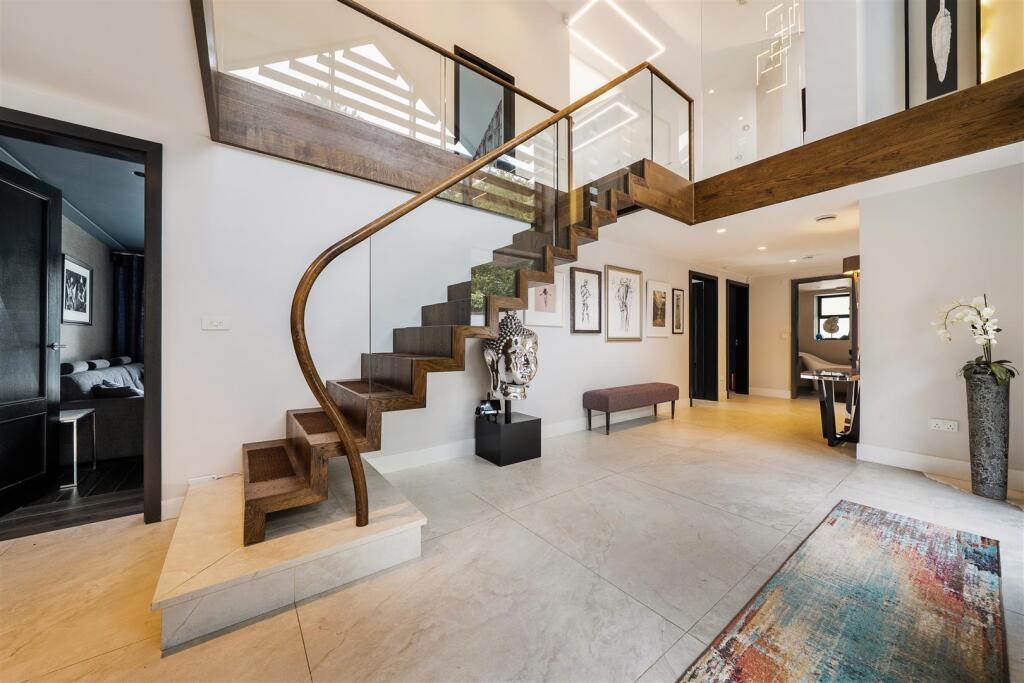 House in Sutton - View 3