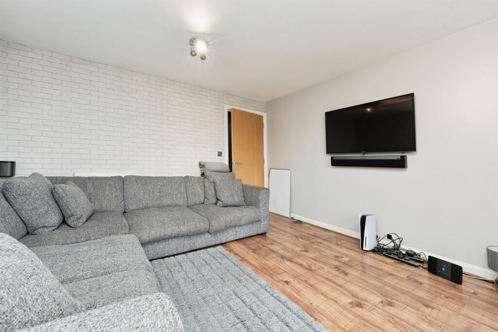 Apartment in Watford, Holywell Estate - View 3