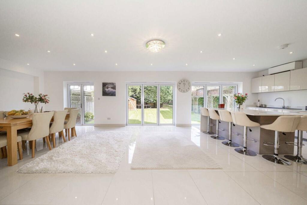 The Avenue, Sunbury-on-thames photo 2
