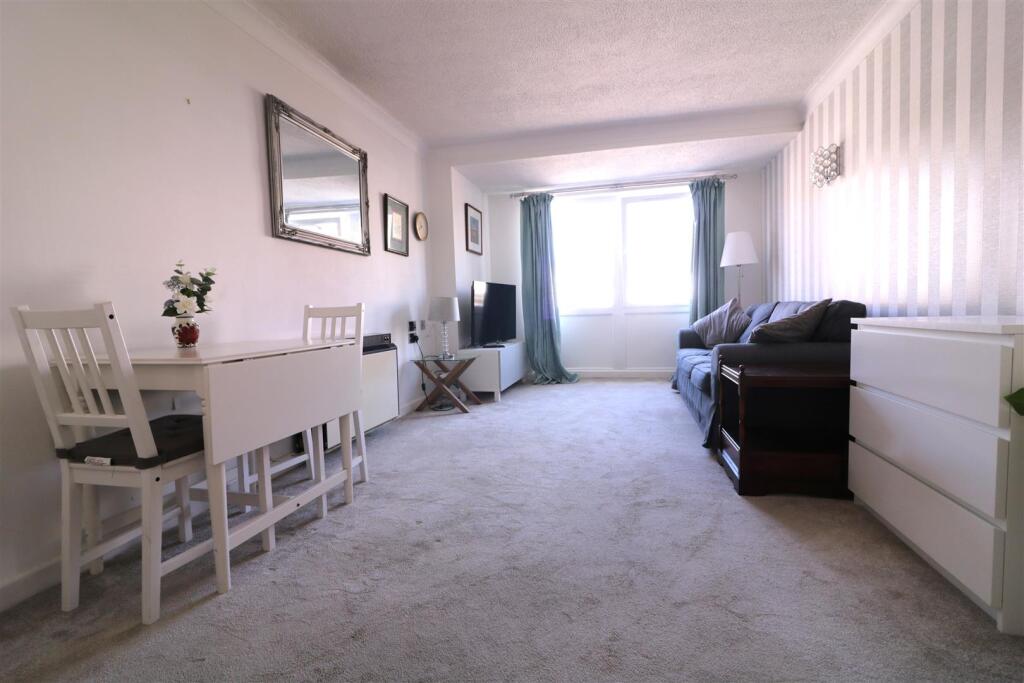 Apartment in Southend-on-Sea - View 5