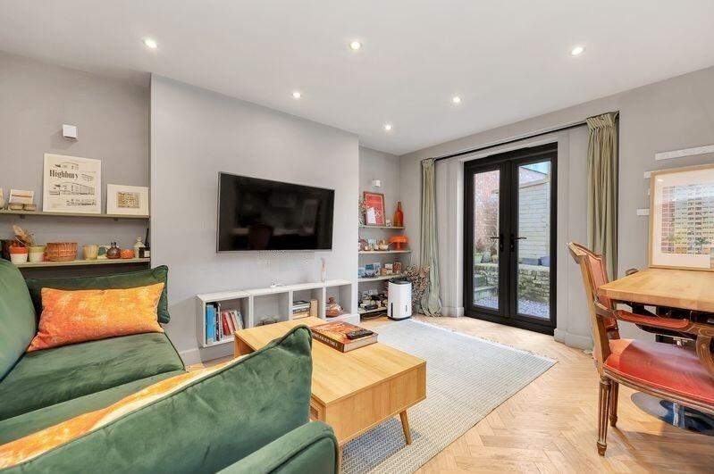 Main image of property: Drayton Park, London, N5 1NT