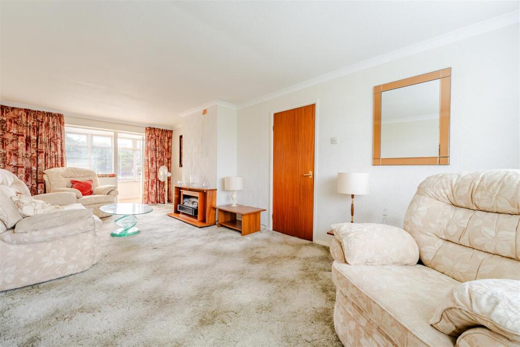 Three bedroom detached house with fantastic potential in the village of Yatton photo 4