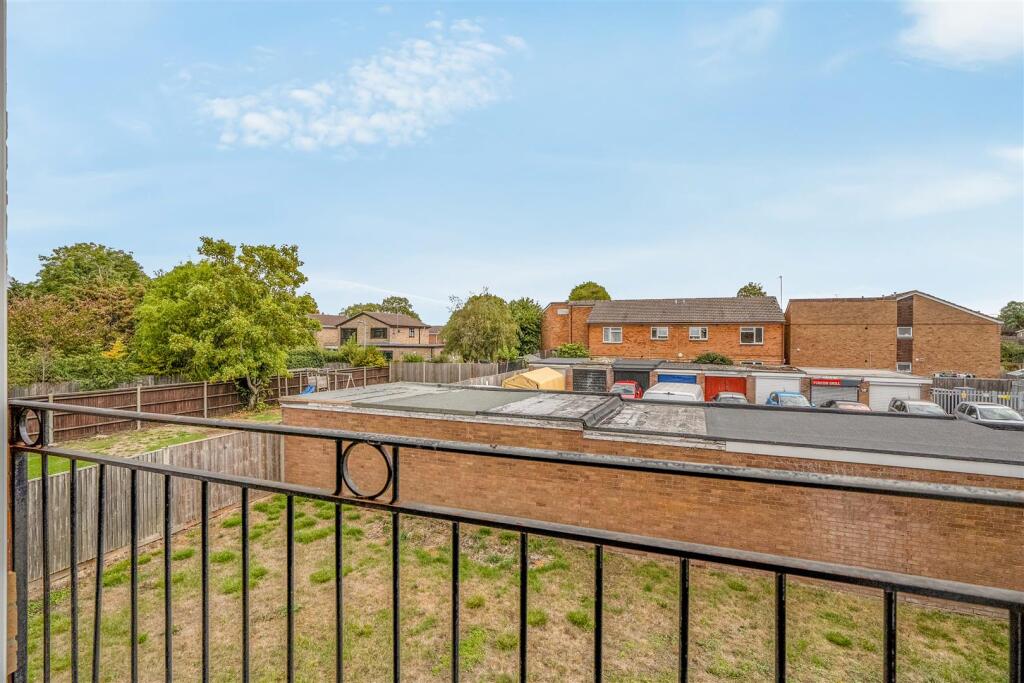 Apartment in Reading, Caversham Park Village, Caversham Park - View 2