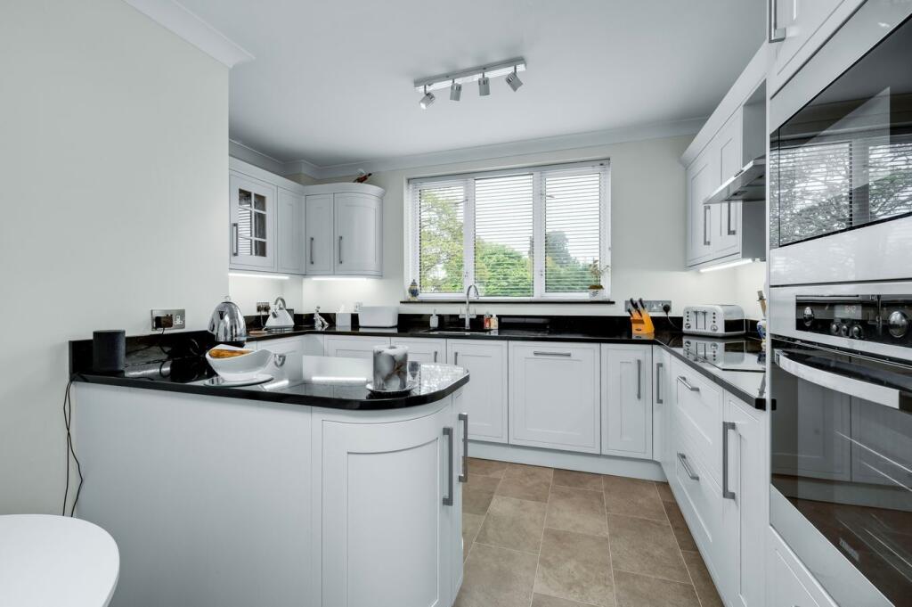 Apartment in Elmbridge, Weybridge - View 3