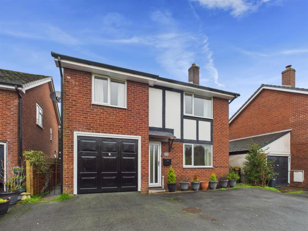 3-bed detached on Maes Gwyn, Llanfair Caereinion, Welshpool, £240,000