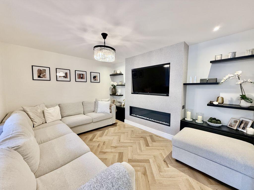 Stunning Property, Clapton Approach photo 3