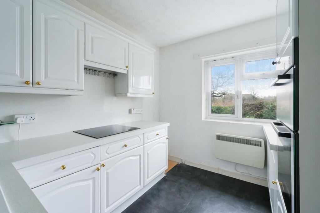 Apartment in Kingston upon Thames - View 4