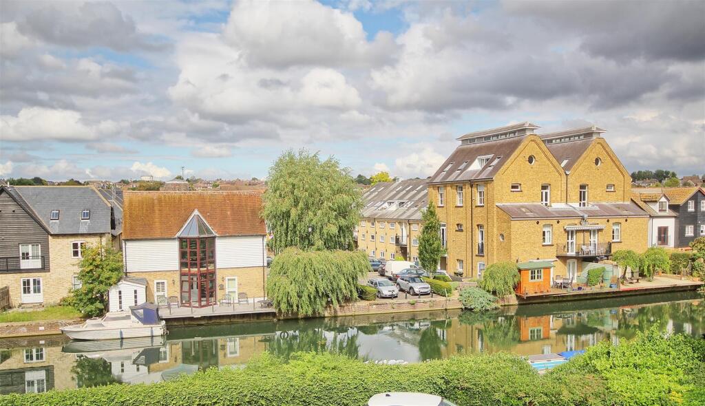 Apartment in East Hertfordshire, Ware - View 4