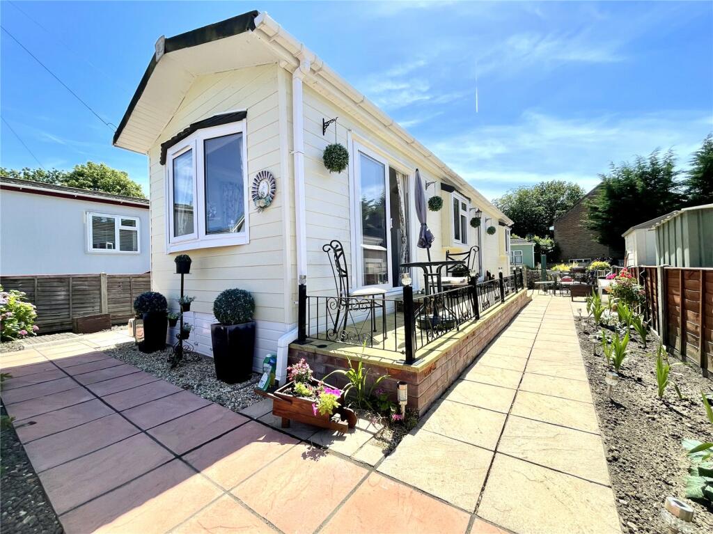 2-bed caravan on Hill Corner Farm Park, Sandy Lane, Farnborough, Hampshire, GU14, £170,000