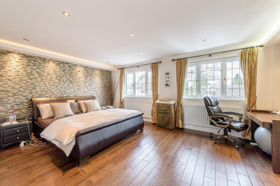 House in Pinner, Hatch End - More
