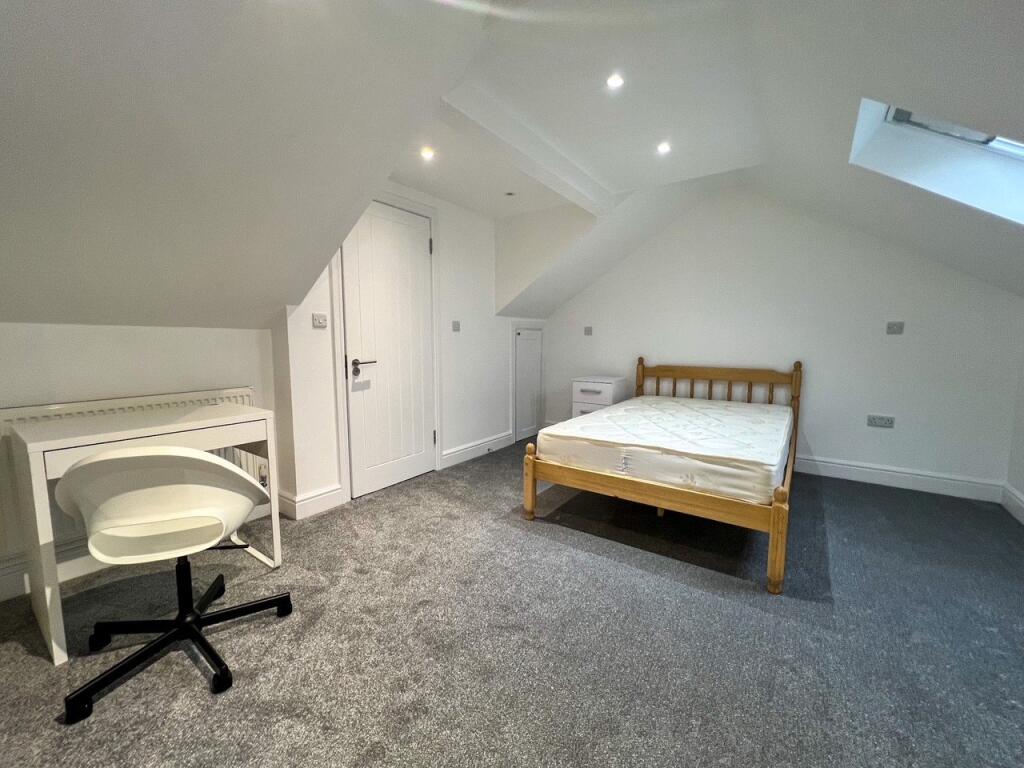 6 bedroom semi-detached house for rent