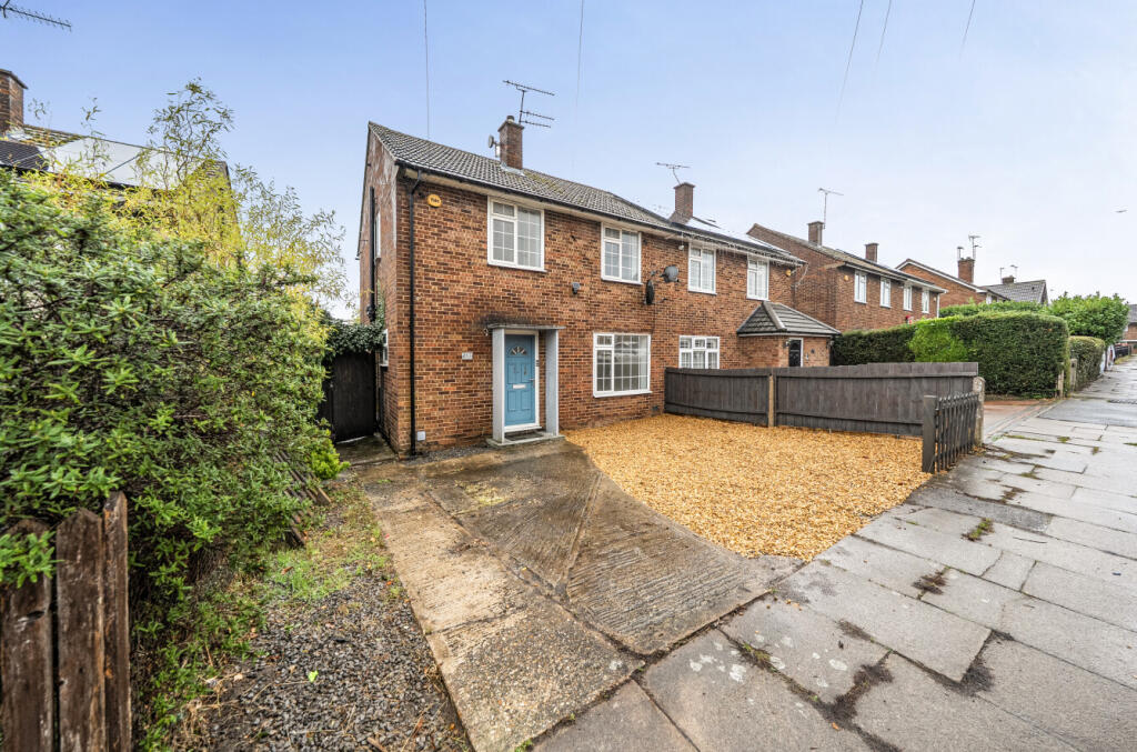 3-bed semi-detached on Mountview Avenue, Dunstable, Bedfordshire, £325,000