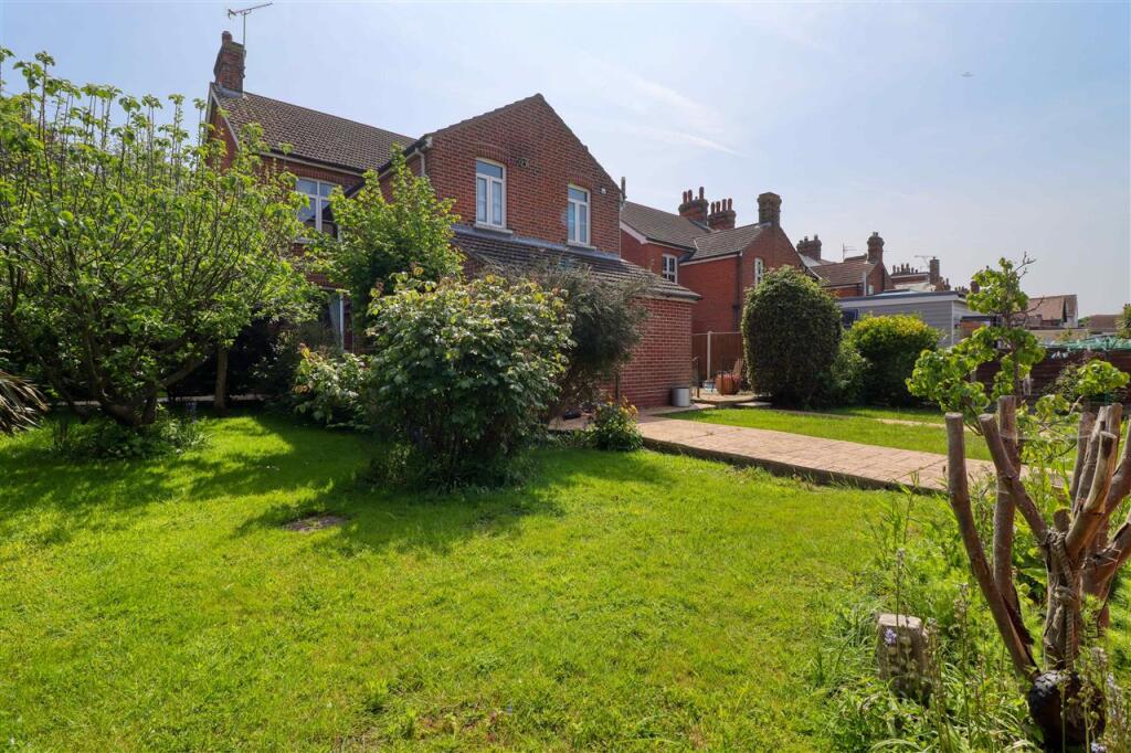 Naze Park Road, Walton on the Naze photo 4