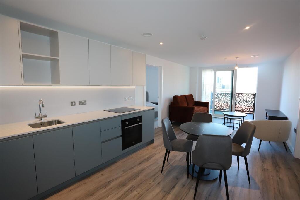 Main image of property: The Railings, Middlewood Locks