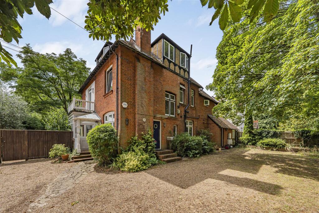 4-bed flat on Ray Park Road, Maidenhead, £699,950