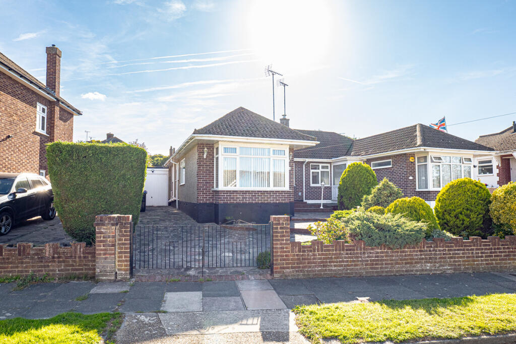 2-bed bungalow on Mountain Ash Avenue, Leigh-on-sea, SS9, £415,000