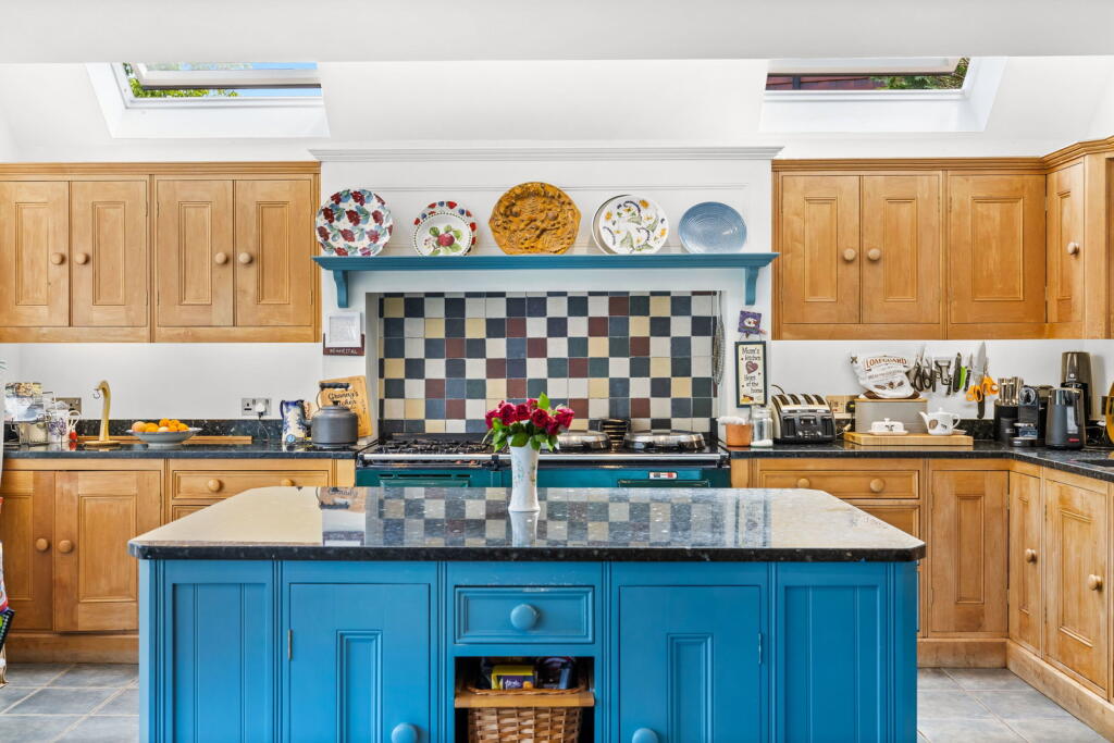 House in Kingston upon Thames - More