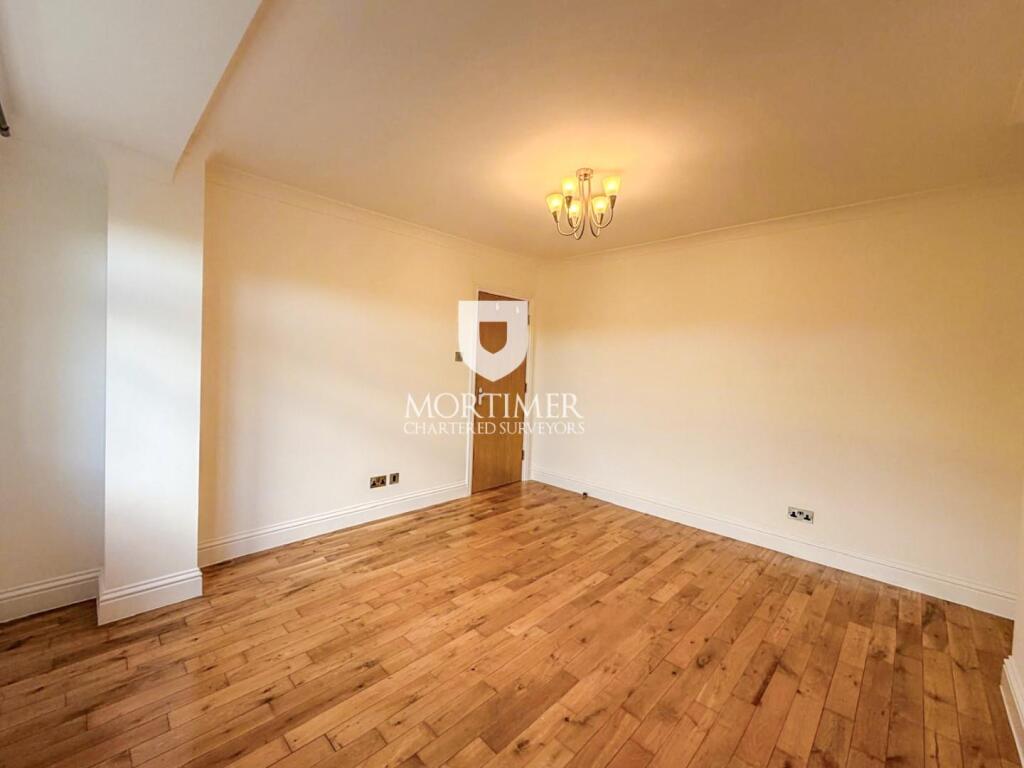 Apartment in London, Oakwood, Southgate - View 2