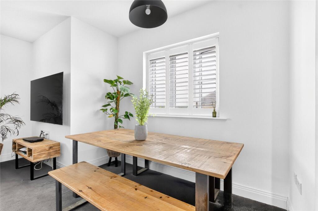 Apartment in Reading, Warfield - More