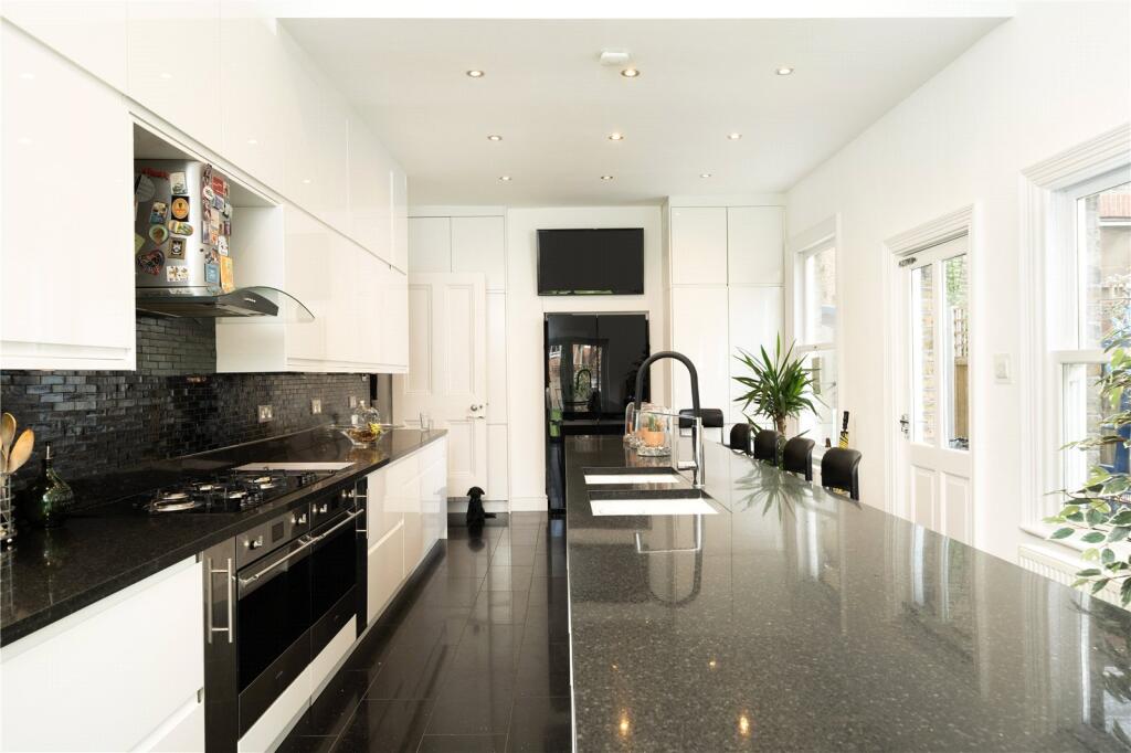 House in London, Royal Borough of Kingston upon Thames - View 3