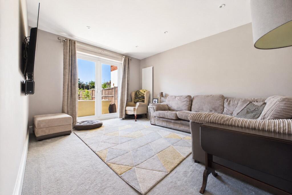 House in Reading, The Triangle, Tilehurst - View 4