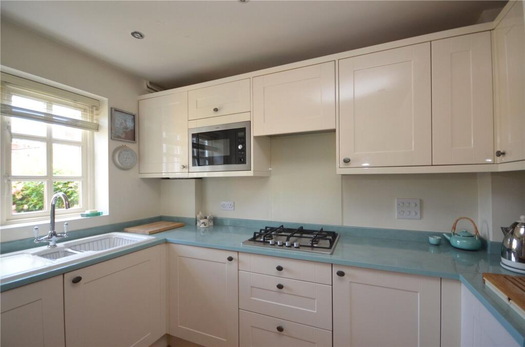 Kingham Place, Farnham, GU9 photo 3