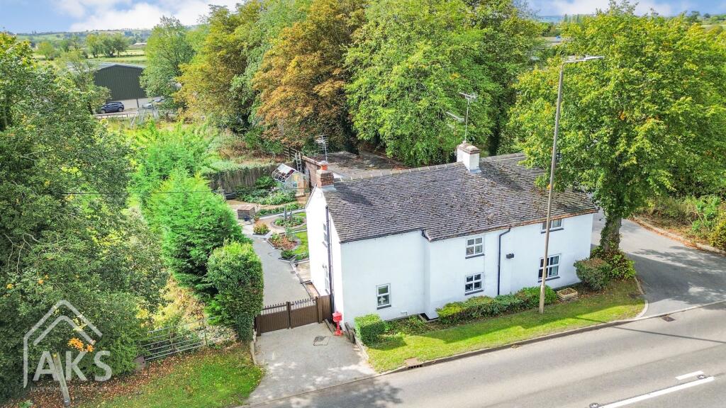 5-bed detached on Uttoxeter Road, Foston, DE65, £500,000
