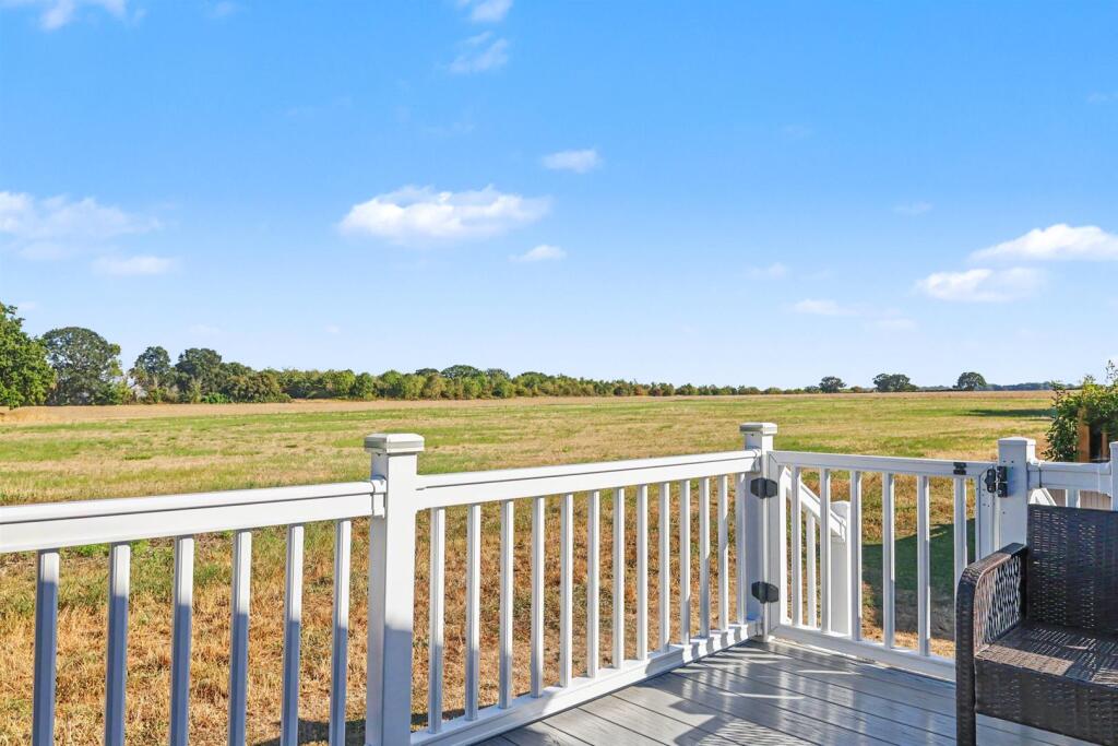 House in Rochford, Hullbridge - View 2