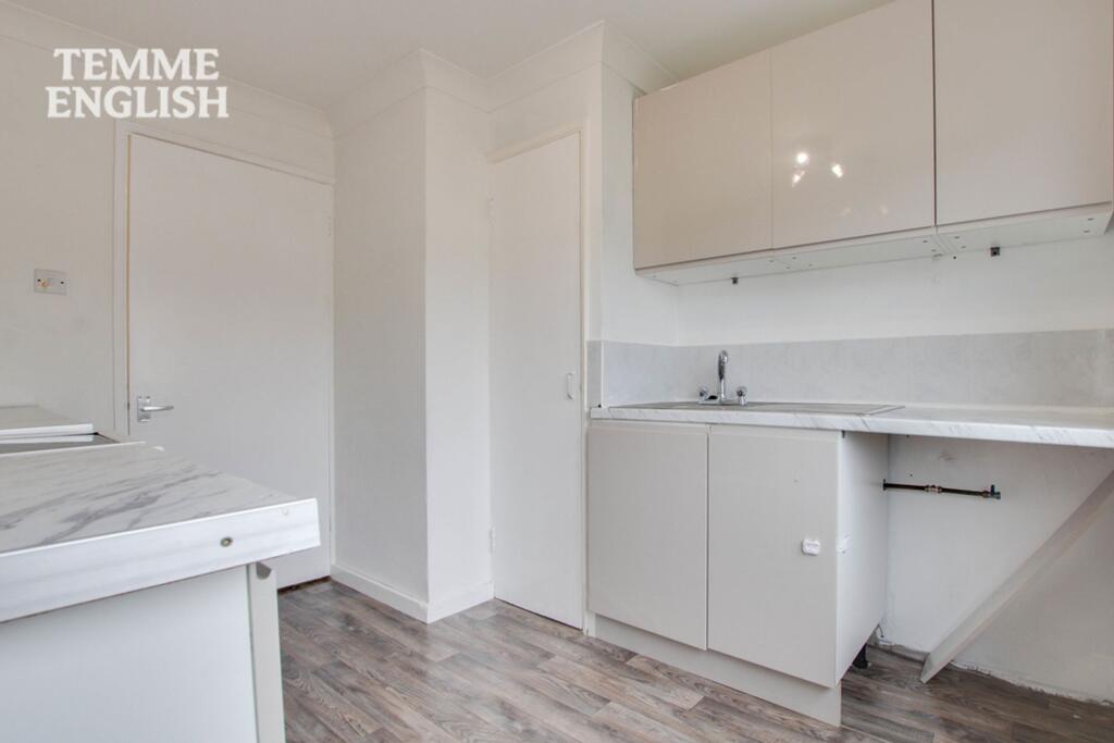 Apartment in Southend-on-Sea - More