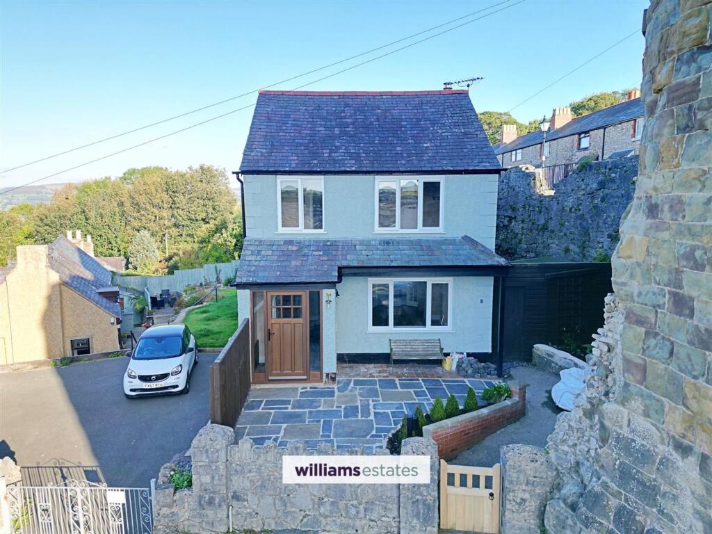 3-bed detached on Broomhill Lane, Denbigh, LL16, £275,000