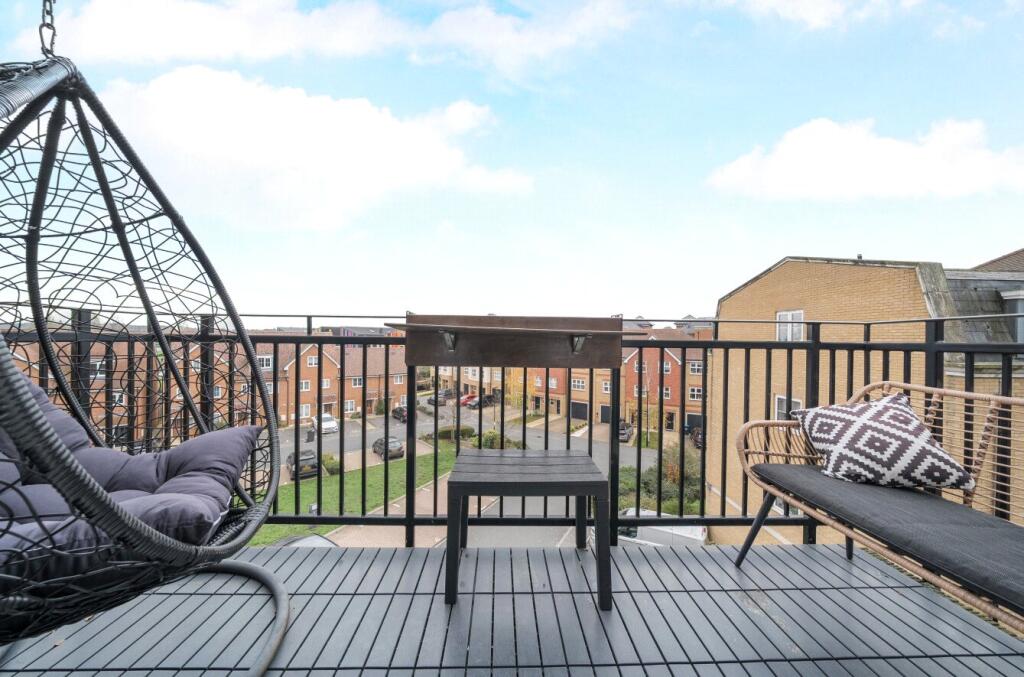 Alderson Grove, Hersham, Surrey, KT12 photo 4