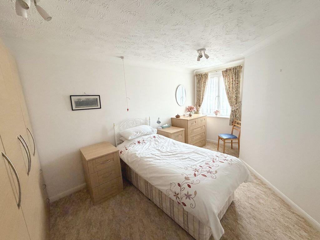 Apartment in Hertsmere, Hertfordshire - View 5