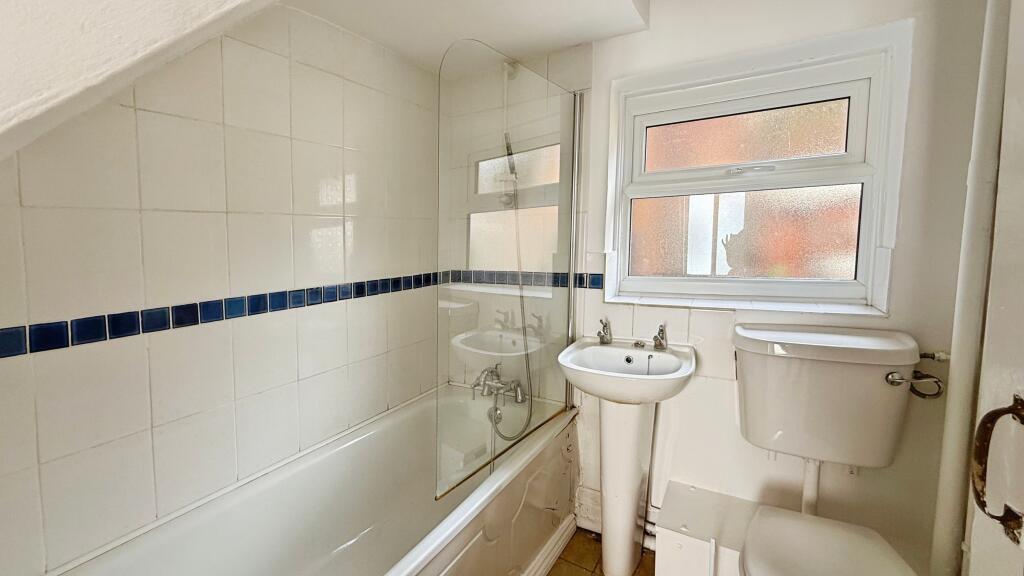 Apartment in Westbury, Leigh Park - More