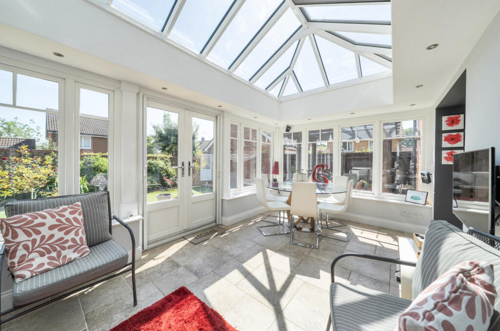 Macaulay Close, Binfield, Bracknell photo 2