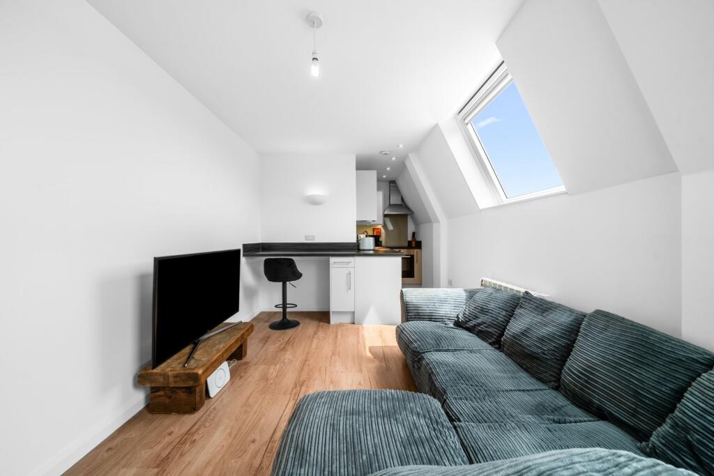 Apartment in Runnymede, Addlestone - More