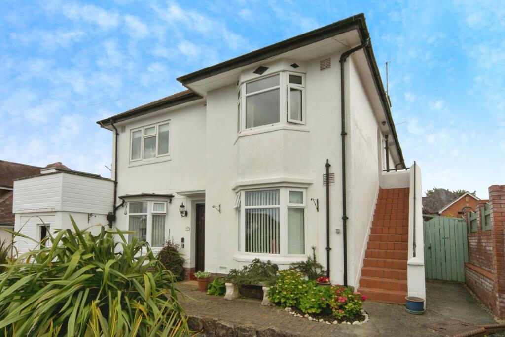 3-bed flat on Vicarage Avenue, Llandudno, Conwy, LL30, £120,000