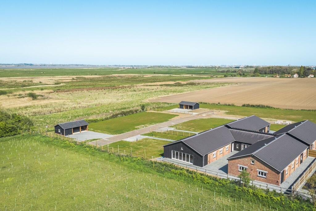 Chain Free Extensive Accommodation with Countryside Views photo 4